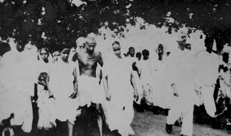 Gandhiji and Rama Devi at Bhadrak in orissa.jpg